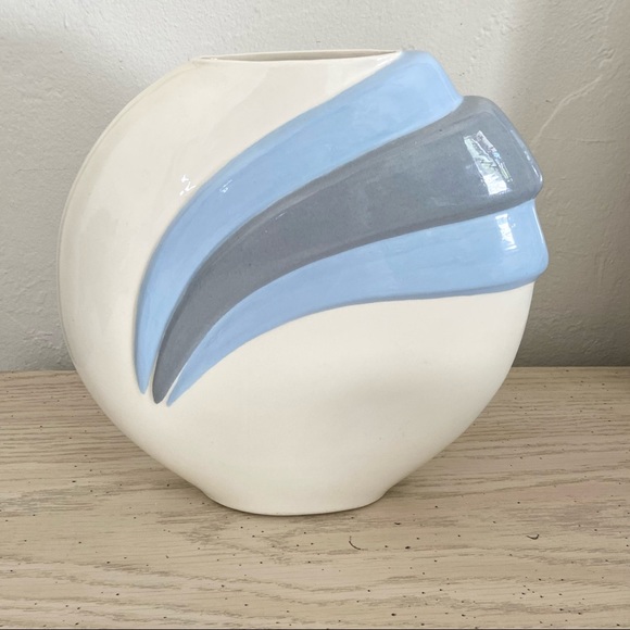 Vintage 1980s Art Deco Style Cornflower Blue and Cream Flat Round Ceramic Vase - Picture 3 of 13